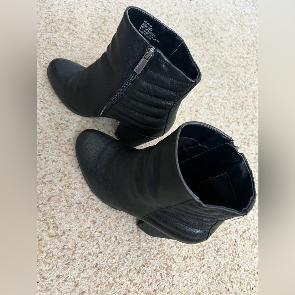 Vince Camuto VP-HANA black ankle booties